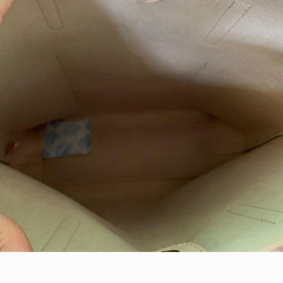 Michael Kors tote 💙💙🌹 - Picture 3 of 3